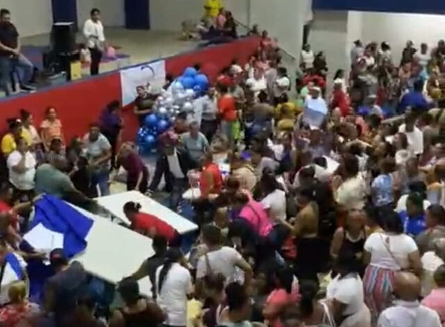 Madres arman tremendo lío en actividad organizada por Yayo Sanz Lovatón En una actividad comemorativa