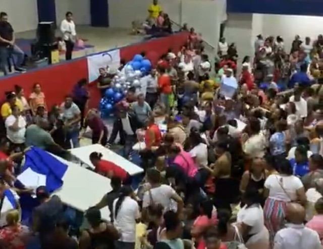 Madres arman tremendo lío en actividad organizada por Yayo Sanz Lovatón En una actividad comemorativa