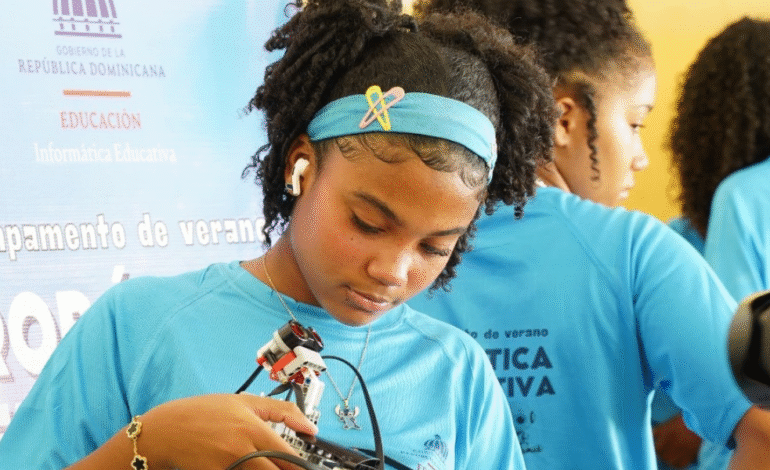 Ministerio de Educación concluye Campamento de Robótica impactando a más de 22 mil estudiantes en 18 Regionales