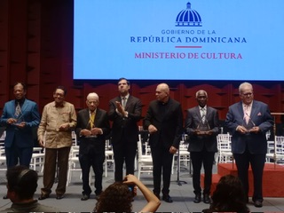 MINISTERIO DE CULTURA RECONOCE A FREDDIE CABRAL Y OTROS CULTORES DE LAS ARTES POR EL DIA DE LOS PADRES