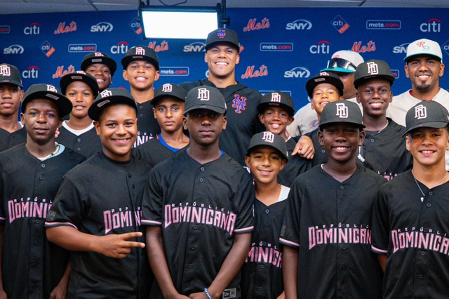 Juan Soto recibe al equipo dominicano de béisbol y les dedica jonrón antes de partir al Mundial Sub-12 en Taiwán