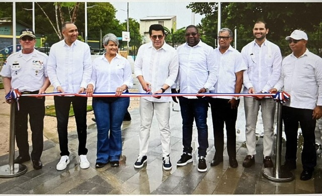 Ministro David Collado entrega remozada Plaza Marcelino Marte (Canito), en Guayacanes