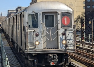 Apuñalan pasajero tren 1 en Alto Manhattan; víctima presuntamente es dominicano