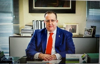 Magín J. Díaz es designado ministro de Hacienda; inició su carrera en el servicio público en el gobierno 2000-2004