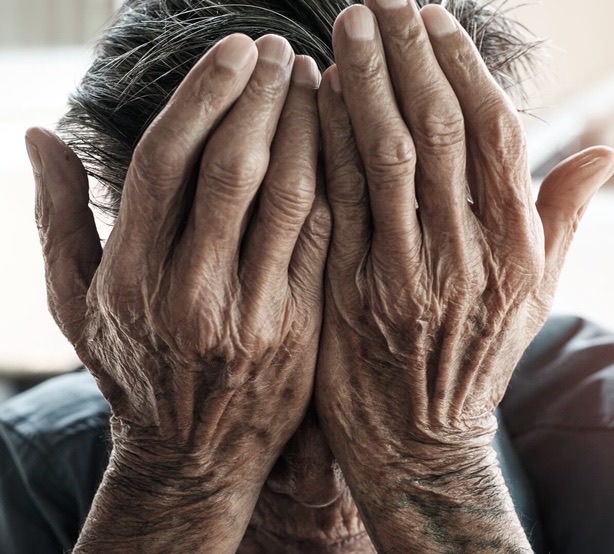 En asilos ancianos NYC hay fallas graves; cientos de dominicanos residen en ellos