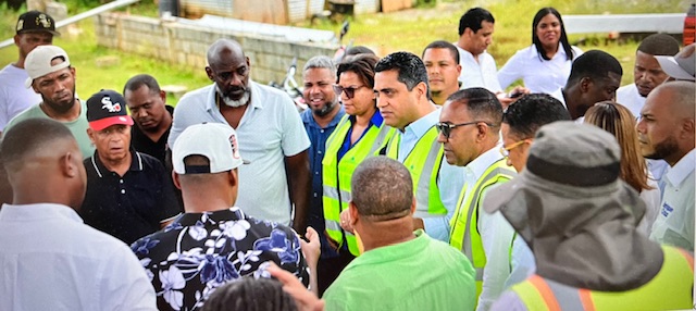 Ministro Kelvin Cruz realiza recorrido de supervisión de obras deportivas en Monte Plata
