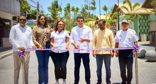 Ministro David Collado inaugura la reparación de la calle Francisco Caamaño Deñó, en Las Terrenas