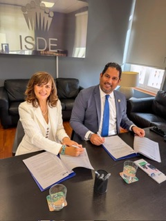 El Consulado General de la República Dominicana en Barcelona e ISDE Business School firman un acuerdo de colaboración.