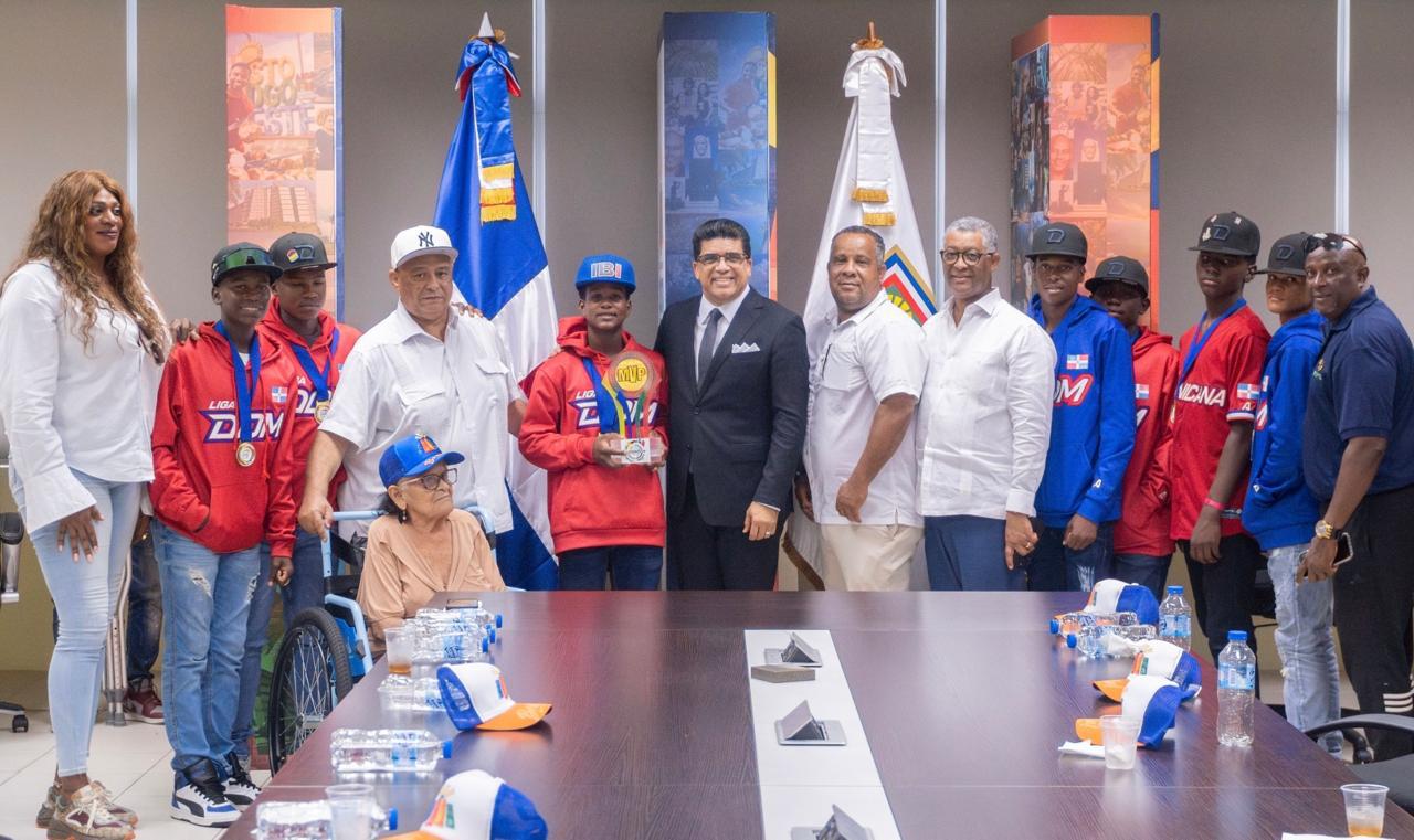 Alcalde Dío Astacio recibe a campeones de la Serie del Caribe Kids 2025
