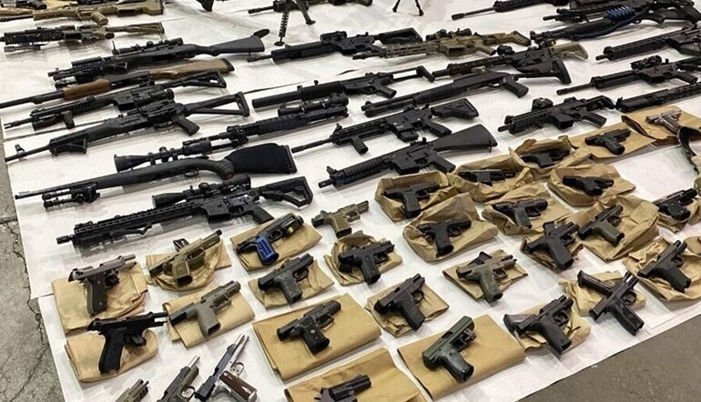 Comprar un arma de fuego en USA ahora resultaría más fácil; dominicanos portan con permiso