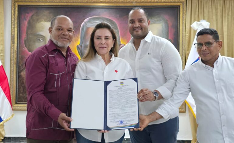 Alcaldía de Salcedo reconoce a Carolina Mejía 