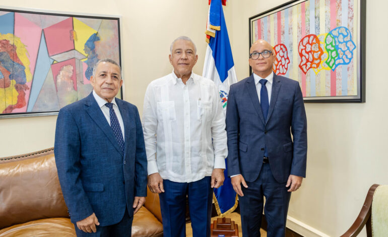 Ministro Andrés Bautista juramenta a Félix Reyna como director de la Diecom