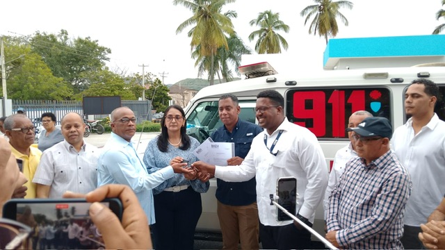 Senadora Lía Díaz y líderes comunitarios entregan ambulancia al hospital del municipio de Padre Las Casas
