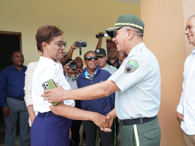 Gobernadora de La Altagracia y director de la DIGESETT encabezan encuentro con transportistas y comunitarios para abordar temasdel tránsito en Higüey   Si