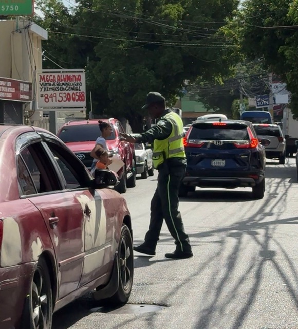 DIGESETT atiende solicitud de Junta de Vecinos Reparto Rosa y mejora la circulación en la avenida Las Palmas