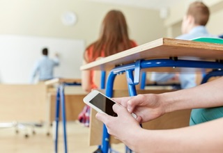 Millones US$ a escuelas públicas NY para prohibir uso de celulares; estudiantes dominicanos serían afectados