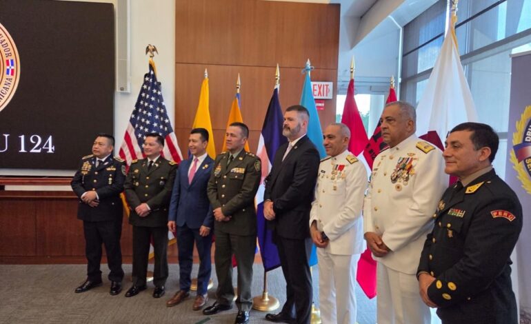 Lee Ballester y Cabrera Ulloa participan como invitados especiales en graduación en academia de la DEA de los EE.UU.