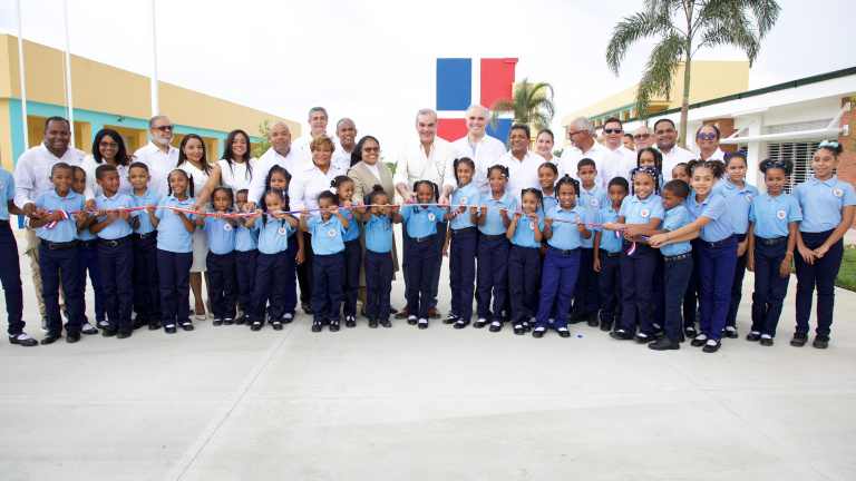 Presidente Abinader inaugura tres nuevos centros educativos
