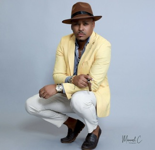 Frain Thomas conquista con su exquisito y elegante bolero moderno.