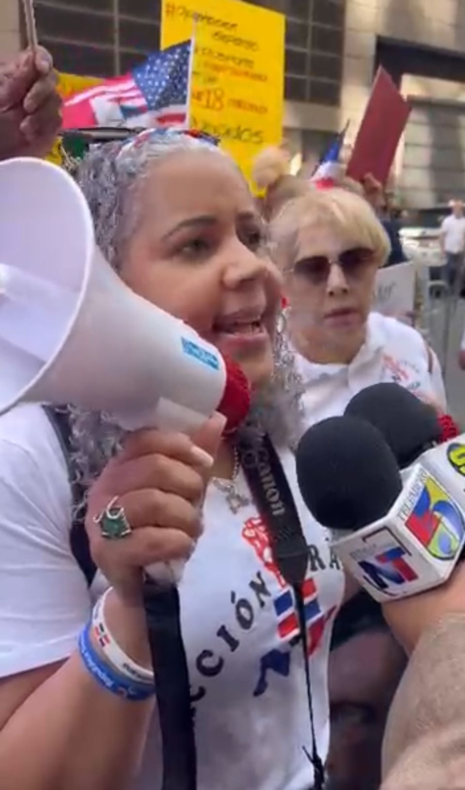 Diáspora Dominicana en Nueva York protesta frente a Consulado y entrega carta de denuncia a Presidente Abinader