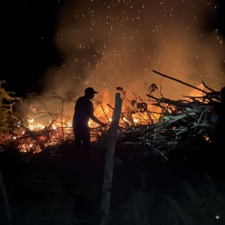 Alcalde Villa Vásquez, llama a las autoridades nacionales a investigar incendio en cercanía de Playa Buen Hombre