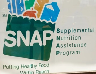 Cómo los recortes del gobierno USA afectarán los neoyorquinos en sector salud y SNAP
