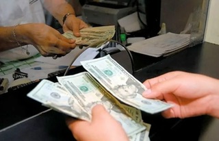 Migrantes hispanos aumentan envío remesas a sus países por miedo a deportaciones