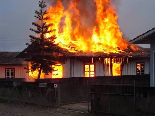 Incendio consume histórica Villa