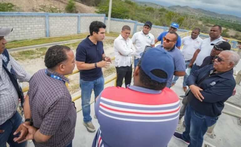 Wellington Arnaud se reune con comunitarios de Azua