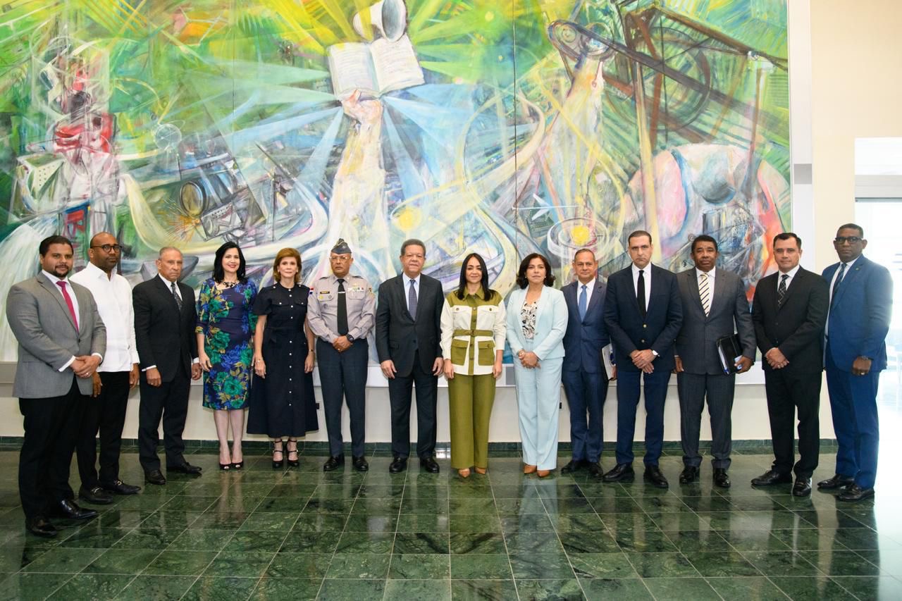 Comisión encabezada por ministra Faride Raful entrega a Fernández Anteproyecto de Ley Orgánica de la Policía Nacional
