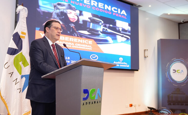 Procuradora imparte primera conferencia en Aduanas sobre nuevo Código Penal