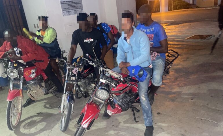 Tres motorizados detenidos en Azua por transportar haitianos en condición migratoria irregular