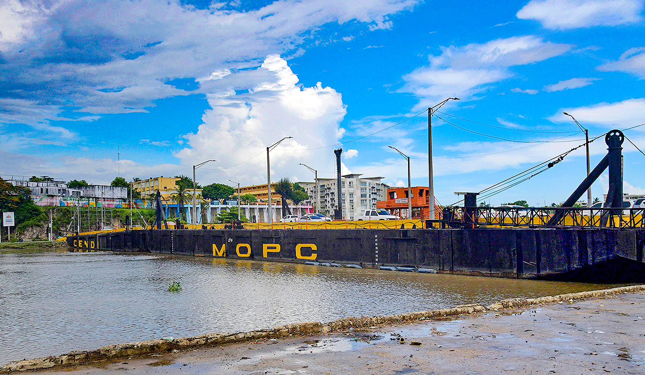 El Ministerio de Obras Publicas,informa que el Puente Flotante sobre el río Ozama cerrará por dos horas para paso de embarcaciones. HOY