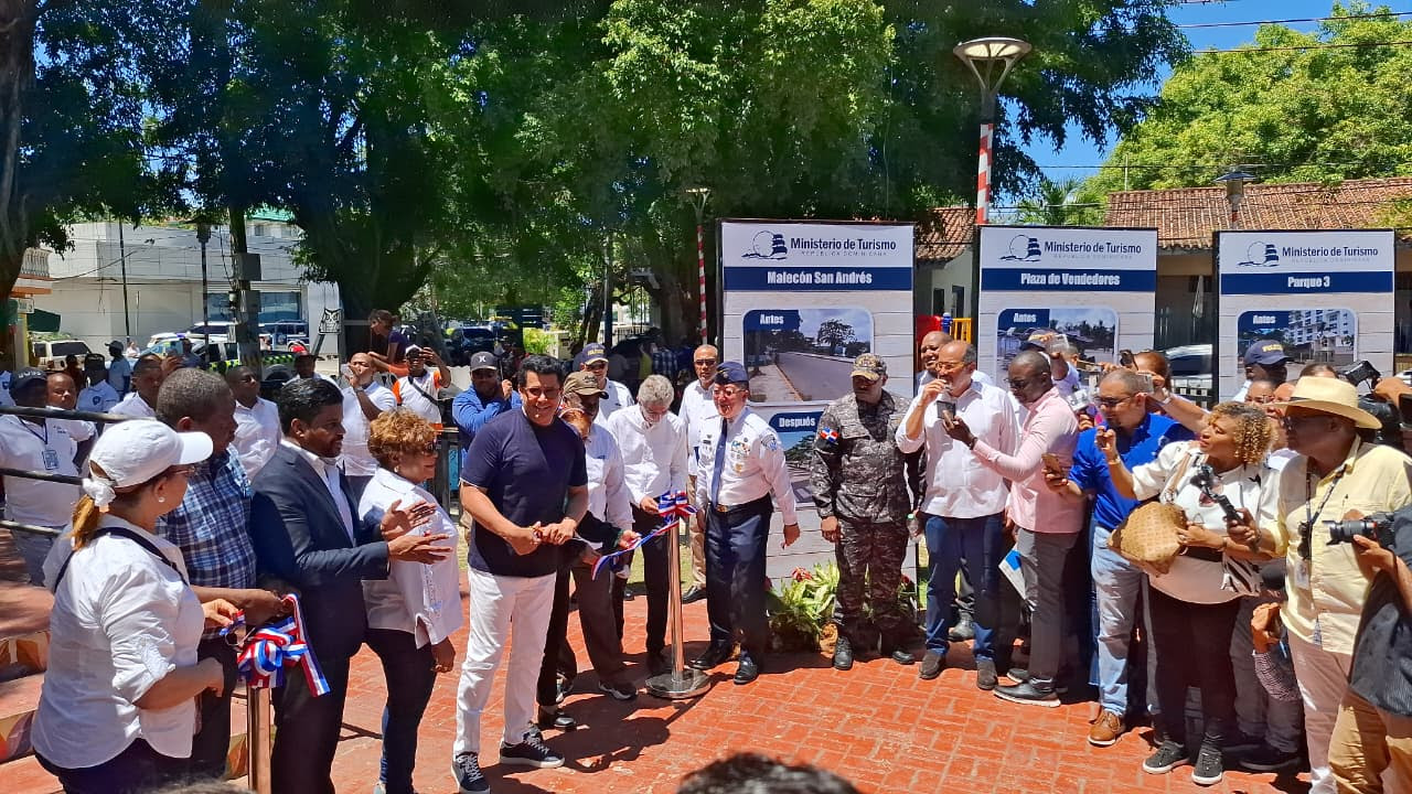David Collado,ministro de Turismo, inaugura destacamento de la Policía turística  (Politur) en Boca Chica,entre otras obras comunitarias en ese municipio