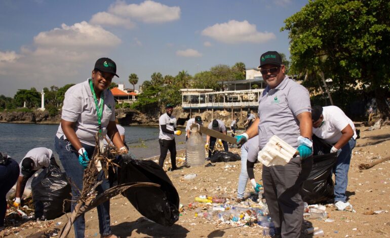 CoopEclof llama a la conciencia ambiental durante jornada de limpieza en Playa Montesino