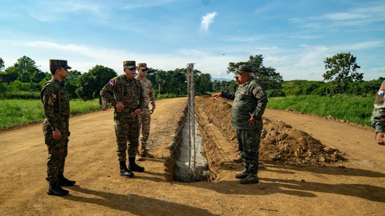 Ministro de Defensa sostiene reunión de alto nivel
