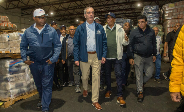 Presidente Luis Abinader supervisó  entregas de alimentos tras el paso de Melissa