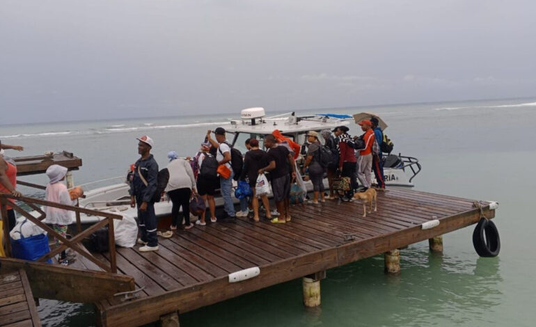 Ministerio de Defensa, a través de la Armada, ejecuta operativo de evacuación en la isla Saona ante los efectos de la tormenta Melissa