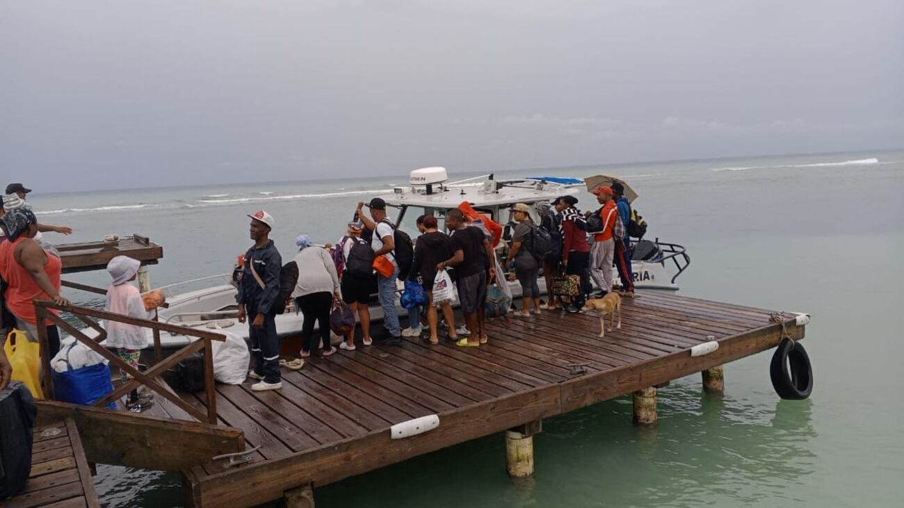 Ministerio de Defensa, a través de la Armada, ejecuta operativo de evacuación en la isla Saona ante los efectos de la tormenta Melissa
