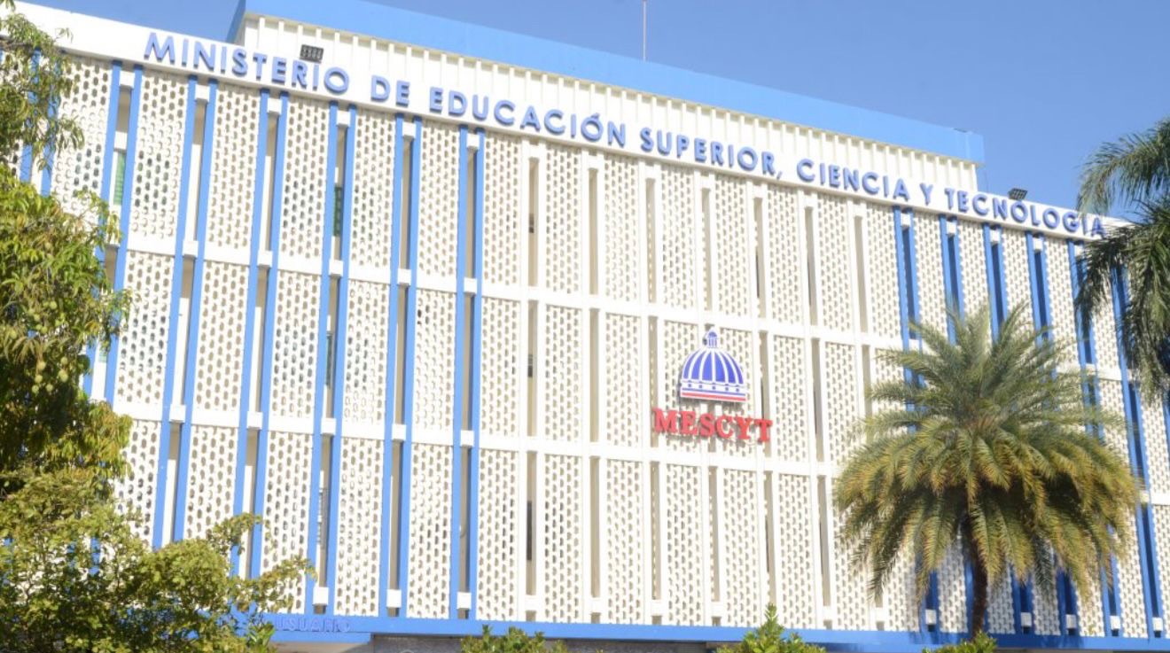 Transformando el futuro educativo dominicano: más de 168,000 becas otorgadas por el MESCYT bajo la gestión del doctor Franklin García Fermín