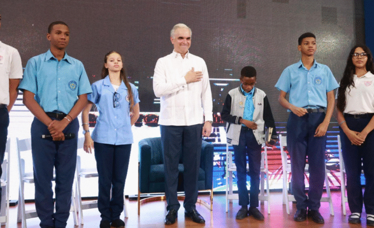 Luis Miguel De Camps destaca el rol de la juventud en la construcción de ciudadanía durante diálogo en la Feria Internacional del Libro