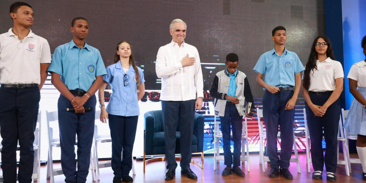 Luis Miguel De Camps destaca el rol de la juventud en la construcción de ciudadanía durante diálogo en la Feria Internacional del Libro