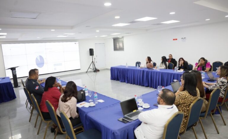 Policía Nacional sostiene reunión con comunicadores