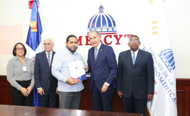 El Gobierno impulsa la educación superior con la entrega de 31 becas nacionales a estudiantes de la UAPA