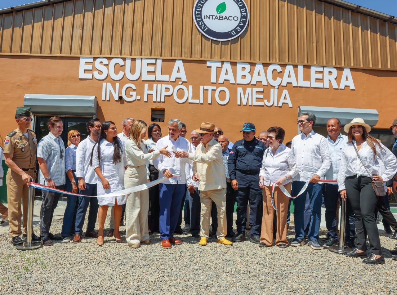 Intabaco inaugura Escuela Tabacalera Hipólito Mejía*