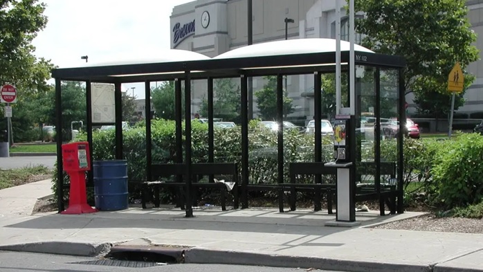 Alcalde Adams instalará asientos en las paradas de autobuses NYC que no tengan