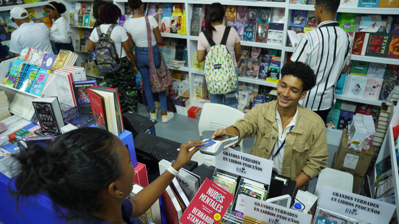 Descuentos y novedades marcan el pulso en la Feria Internacional del Libro