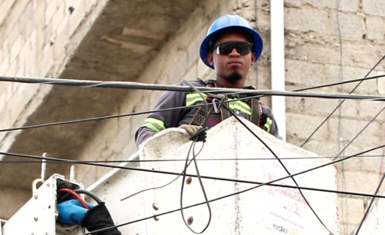 Edeeste continúa los trabajos para mejorar el servicio eléctrico en Los Tres Brazos