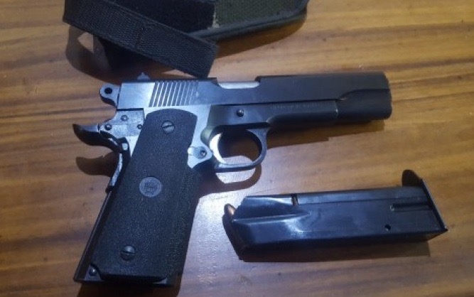 Apresan alumno en escuela de Brooklyn con armas de fuego cargada; decenas dominicanos estudian allí