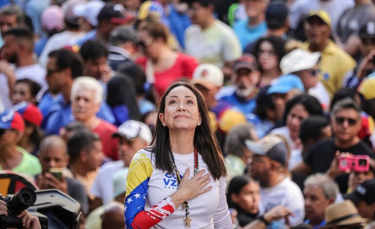 Maria Corina recibe y encarna el verdadero símbolo por la Paz